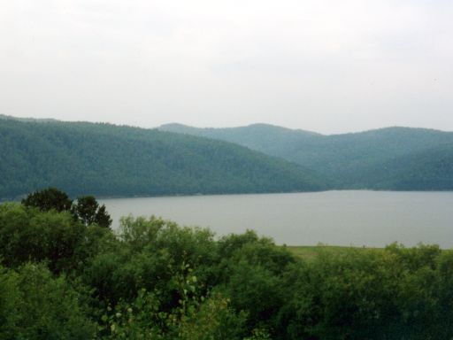 De Angara rivier en het Primorski gebergte