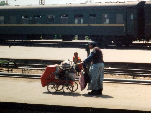 Vrouwtje verkoopt eten op het station