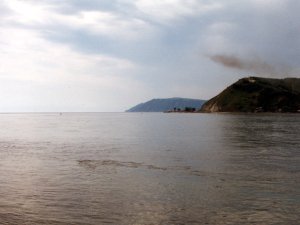 Zicht op het door een wolkensluier aan het oog ontrokken Baikal meer
