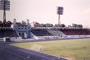 Blik op het verlaten veld van het stadion van Irkutsk