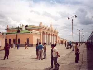 Stop op het station van Choyr in Mongolië