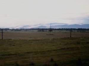 Het schitterende landschap waar we doorheen rijden met op de achtergrond het Chamar-Daban gebergte