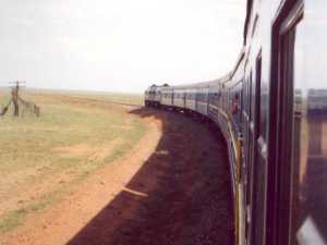De trein rijdt langzaam over de Mongoolse steppes